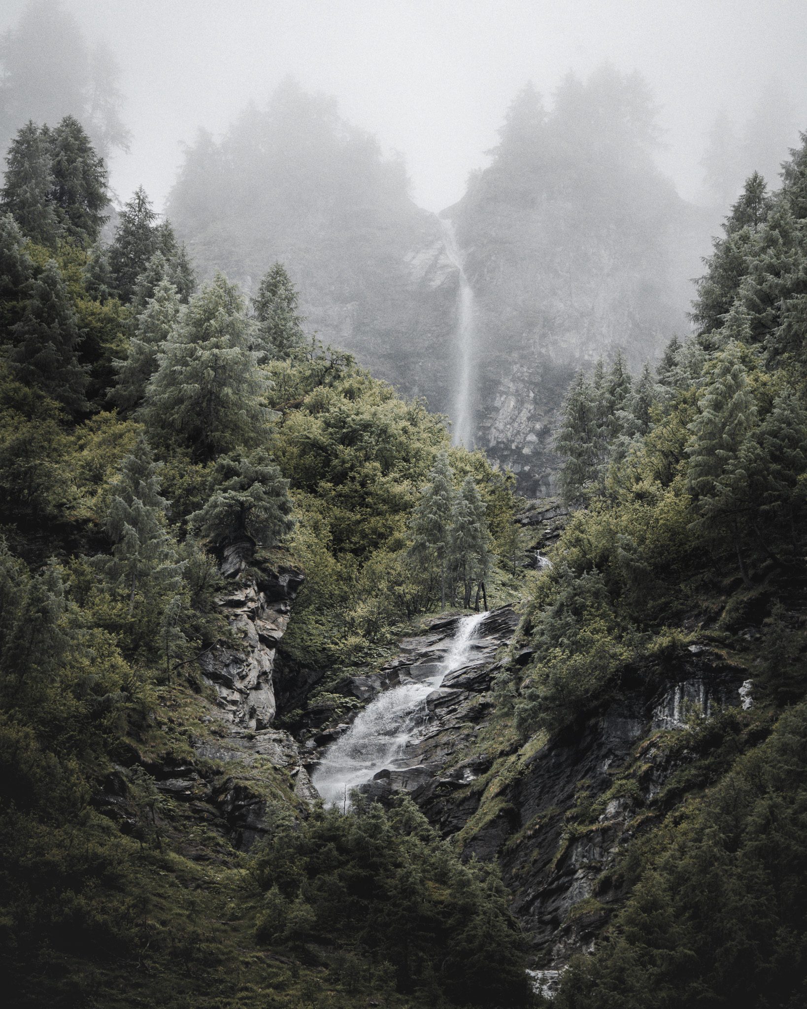 Dramatische Berglandschaft mit gestaffelten Graten und atmosphärischem Licht